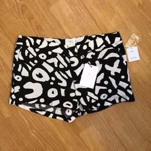 Alice and UO black and white shorts size 4 NWT!